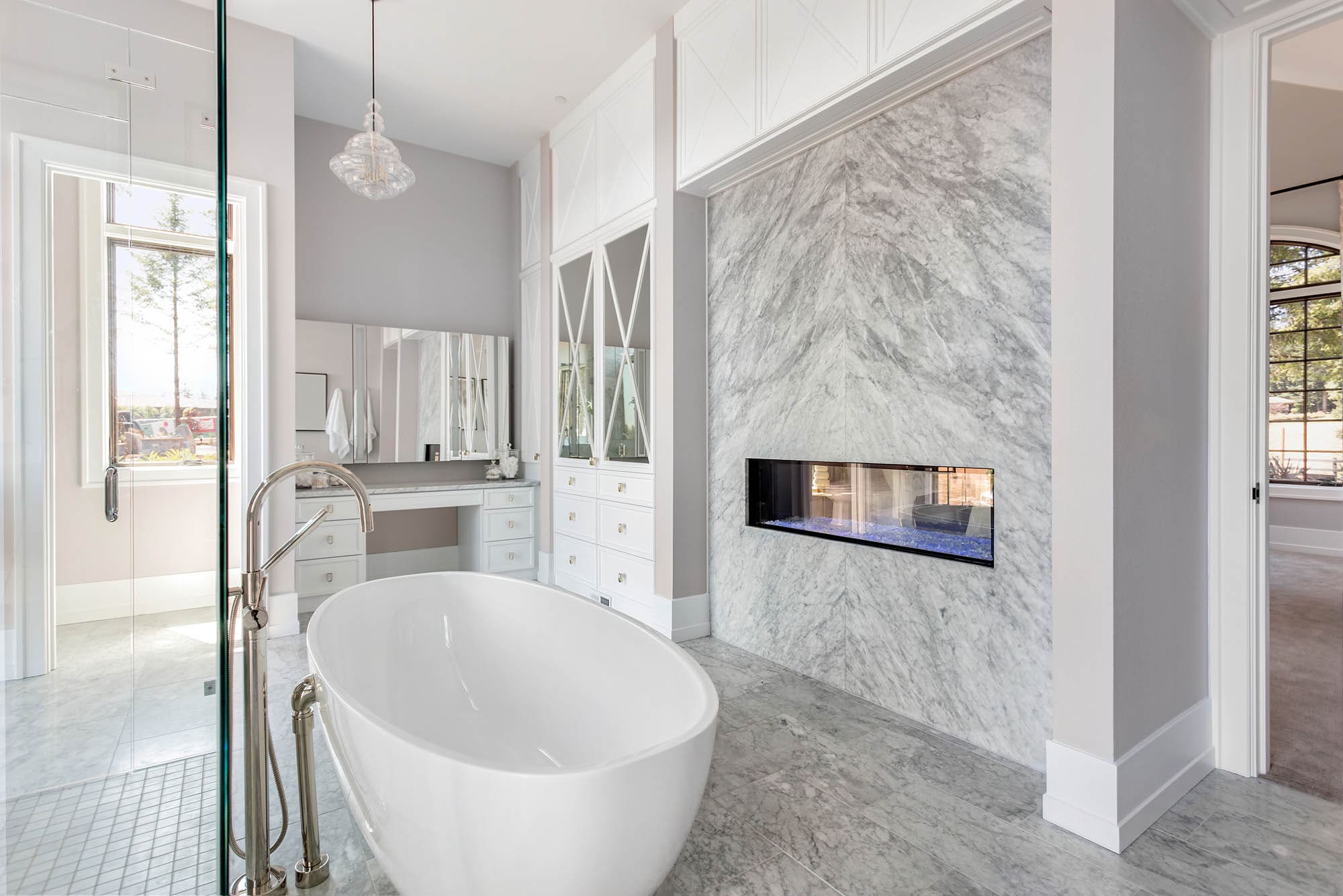 Elegant,Bathroom,With,Fireplace,And,Bathtub,In,New,Luxury,Home